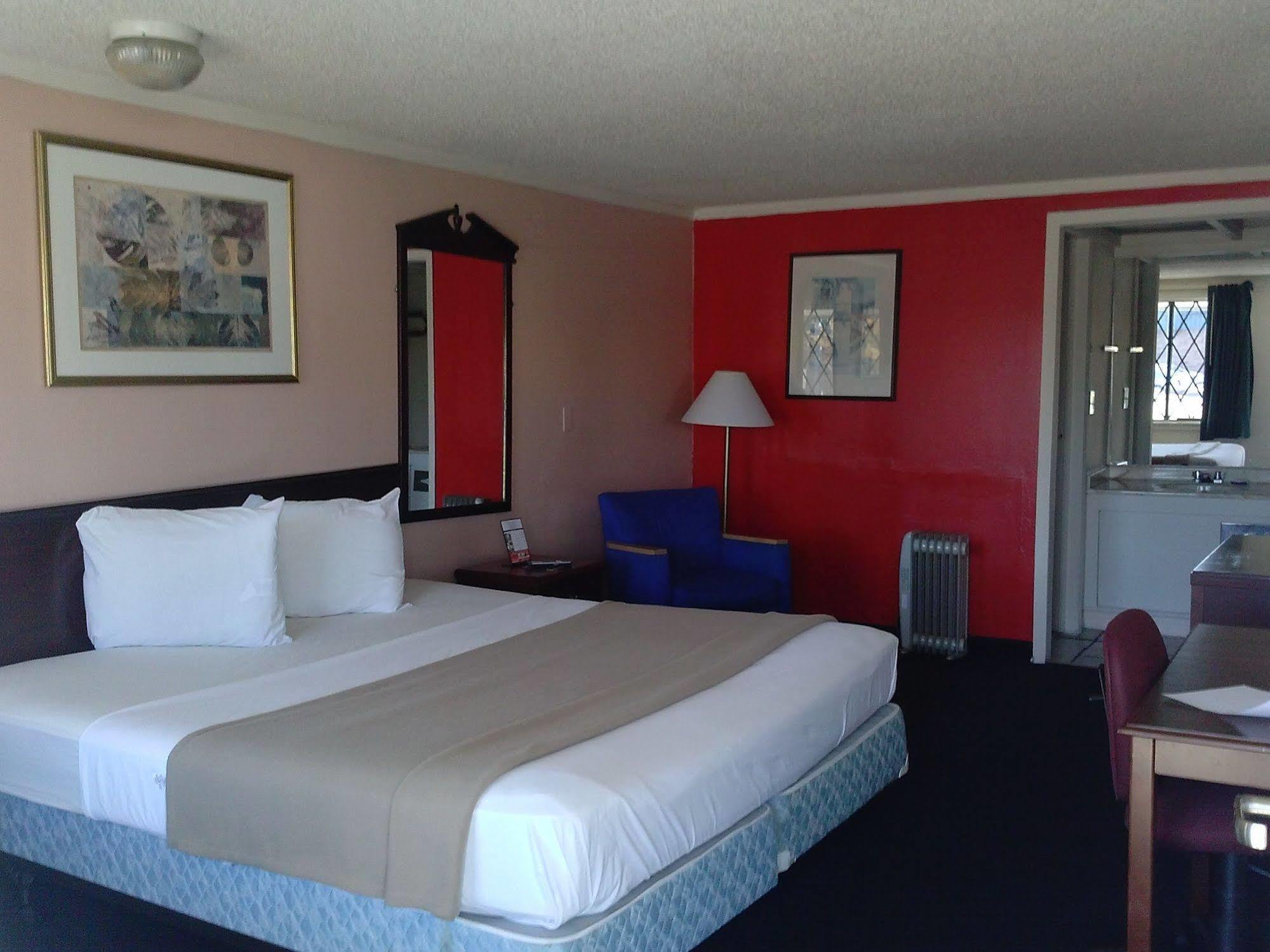Westwoods Inn & Suites Woodhaven Exterior photo